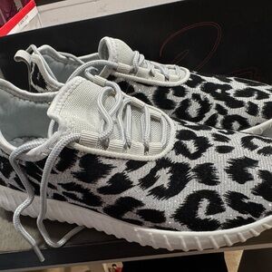 Stylish Black and White Women's Sneakers